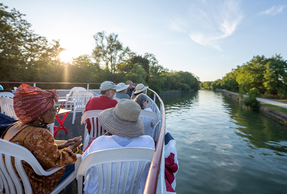 Colonial Belle_Boating_CoL2022-4 569x384.jpg