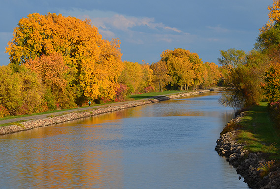 Lockport_LoneHikerinAutumn_StephenBye_569x384.jpg